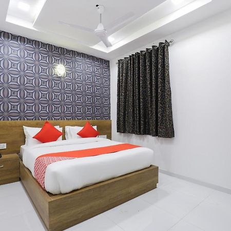 Oyo 49805 The Midway Sky Hotel Gandhinagar Exterior photo