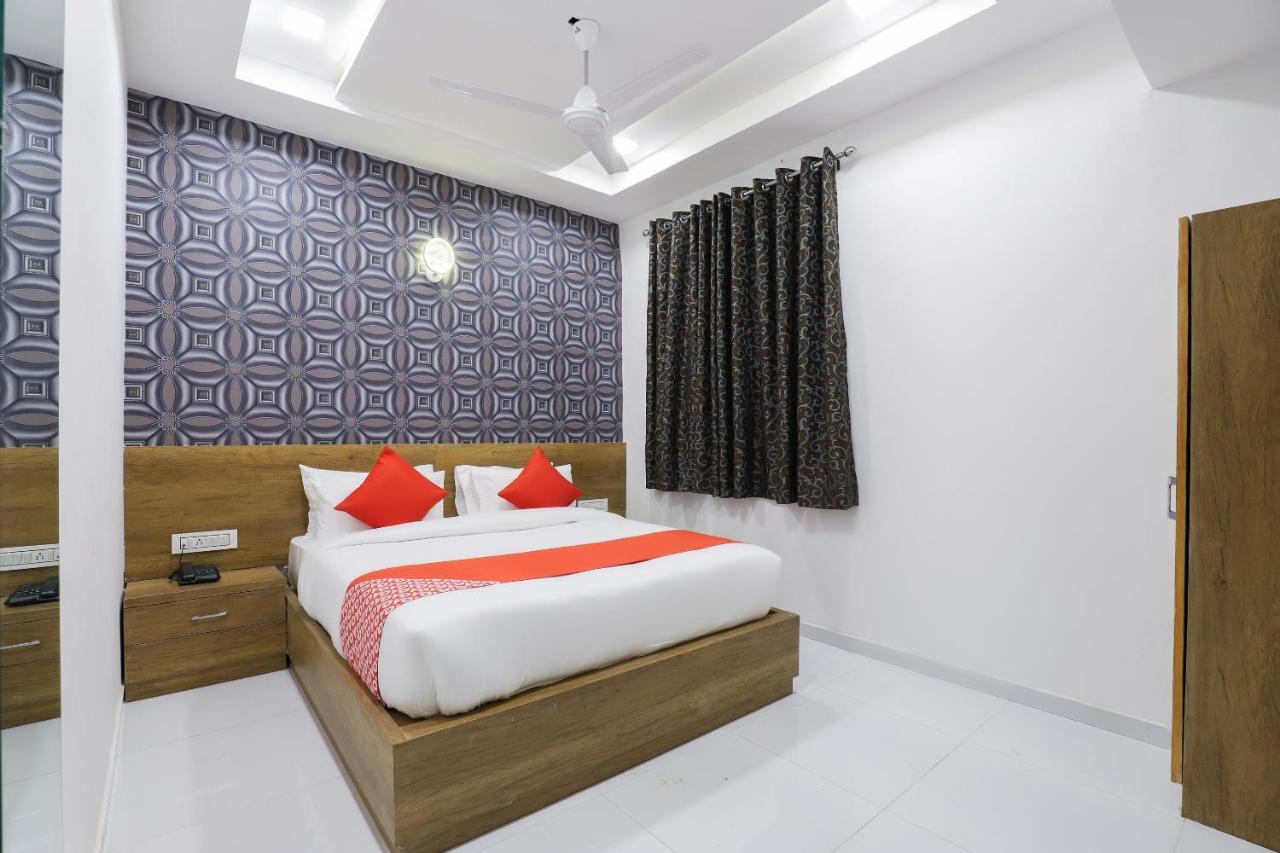 Oyo 49805 The Midway Sky Hotel Gandhinagar Exterior photo