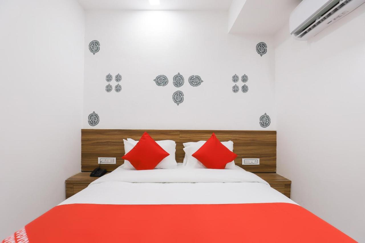 Oyo 49805 The Midway Sky Hotel Gandhinagar Exterior photo