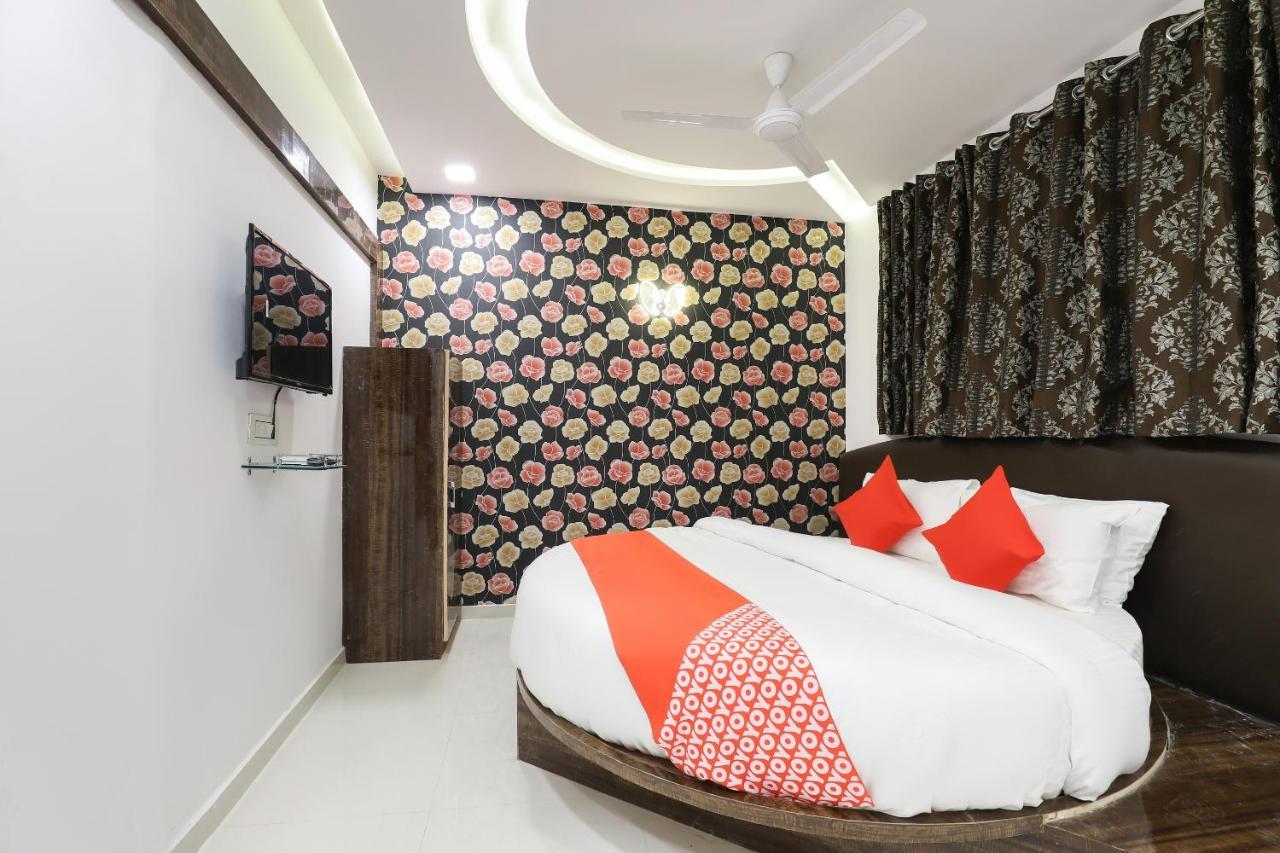 Oyo 49805 The Midway Sky Hotel Gandhinagar Exterior photo
