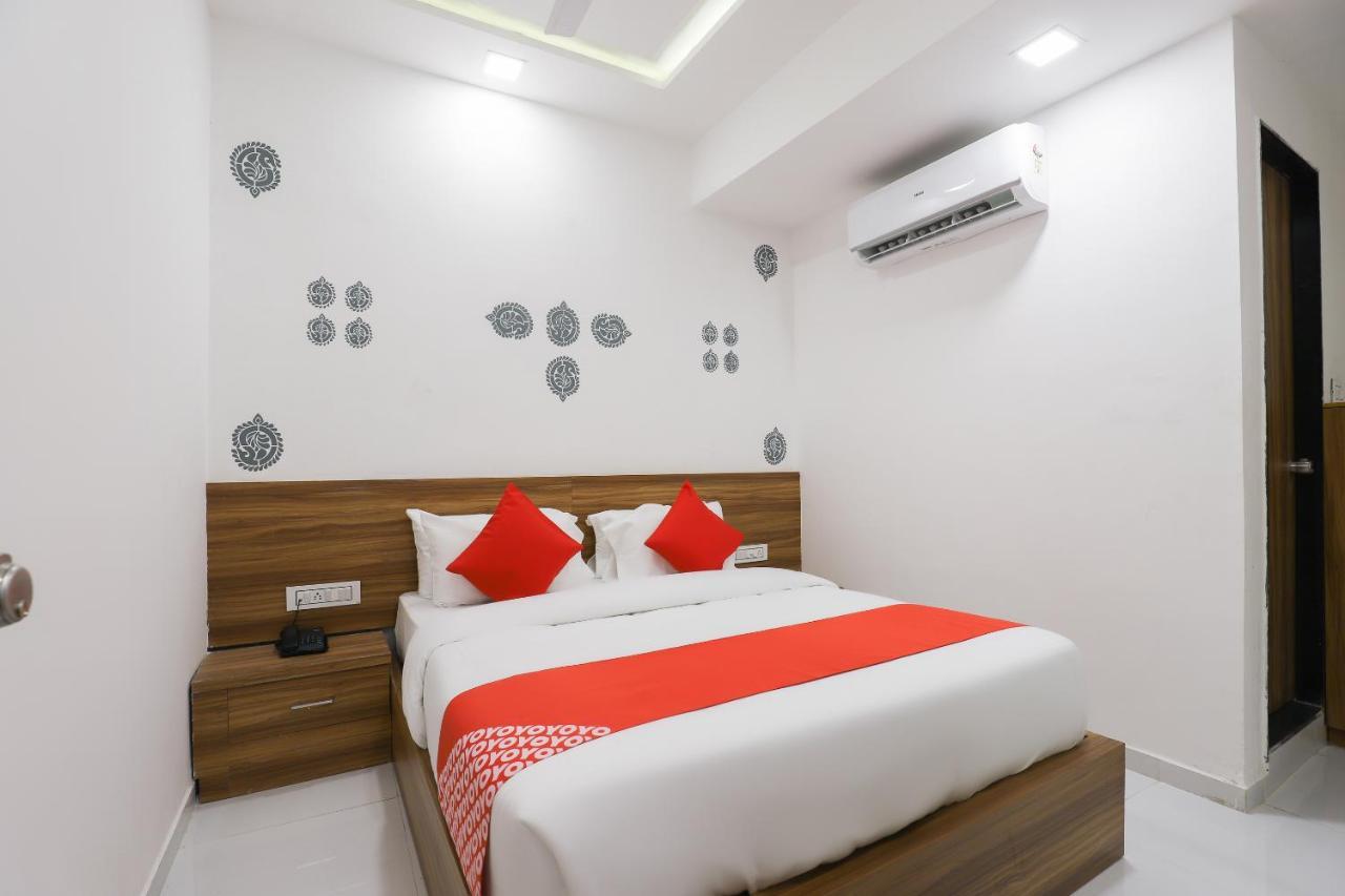 Oyo 49805 The Midway Sky Hotel Gandhinagar Exterior photo