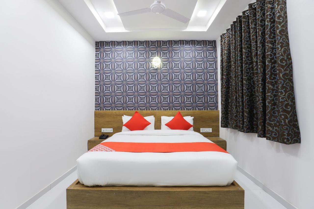 Oyo 49805 The Midway Sky Hotel Gandhinagar Exterior photo