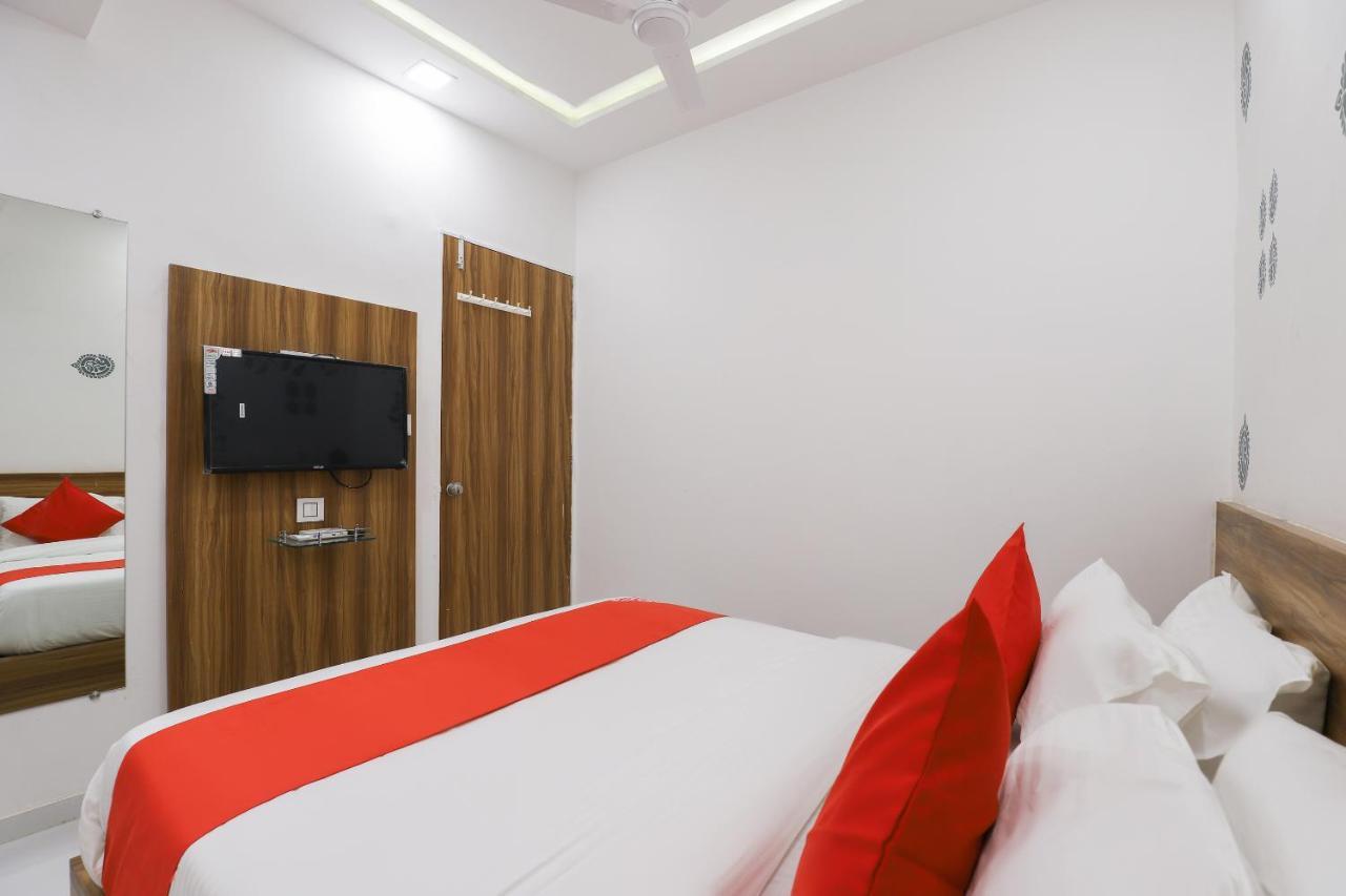 Oyo 49805 The Midway Sky Hotel Gandhinagar Exterior photo