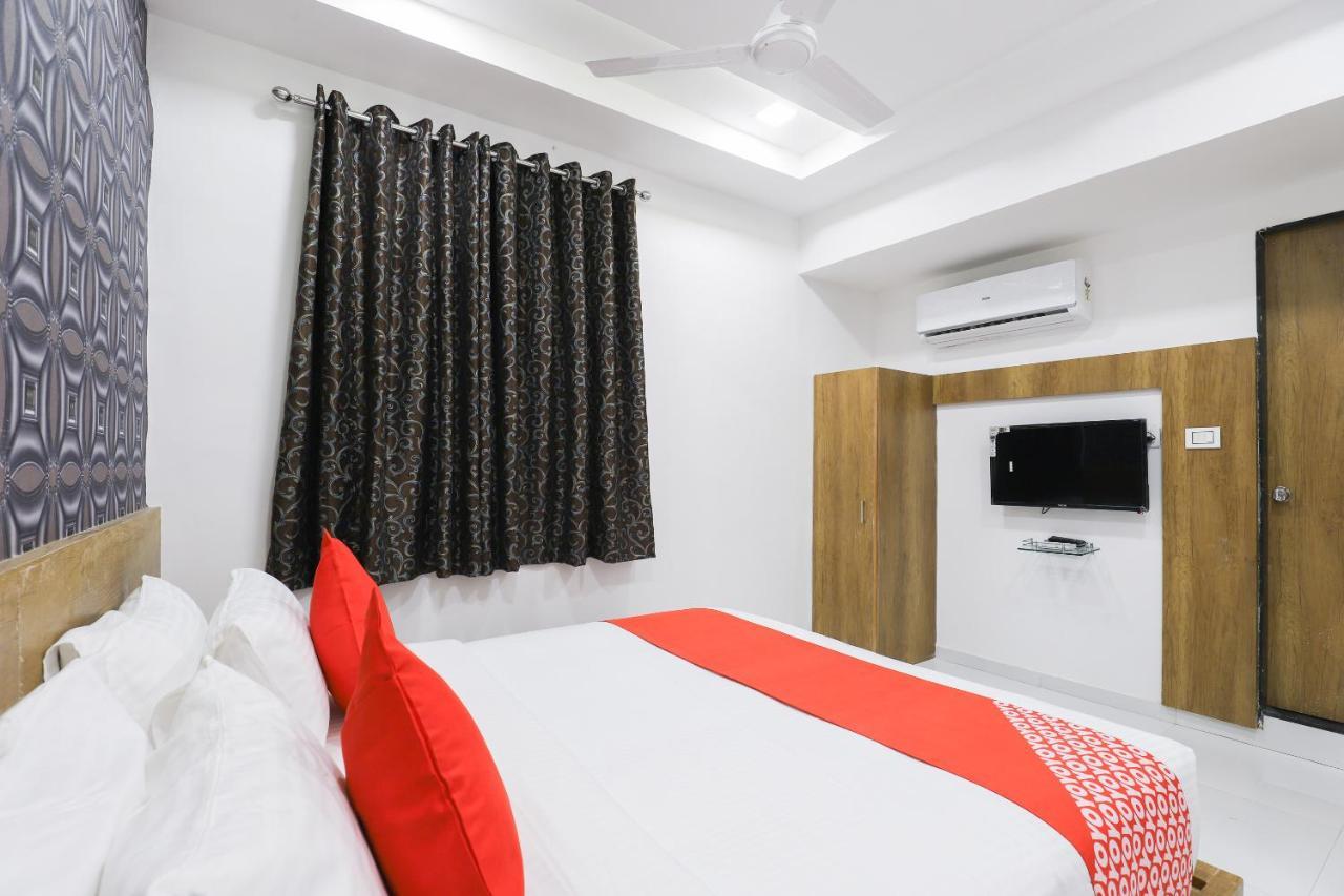Oyo 49805 The Midway Sky Hotel Gandhinagar Exterior photo