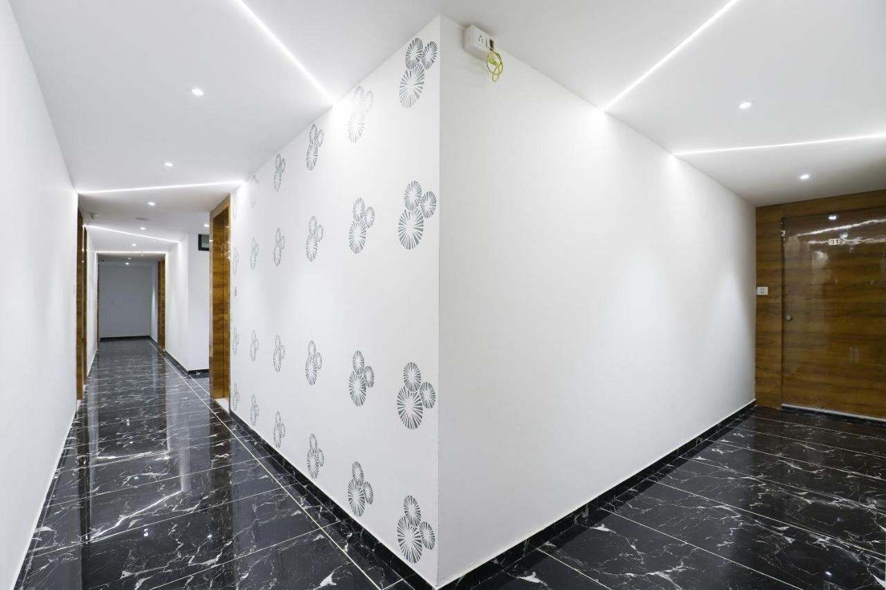 Oyo 49805 The Midway Sky Hotel Gandhinagar Exterior photo