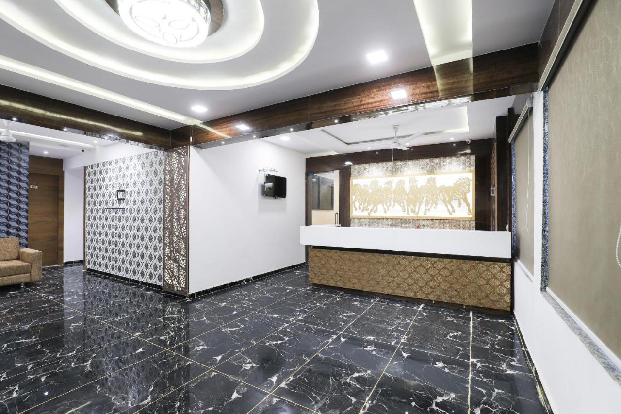 Oyo 49805 The Midway Sky Hotel Gandhinagar Exterior photo