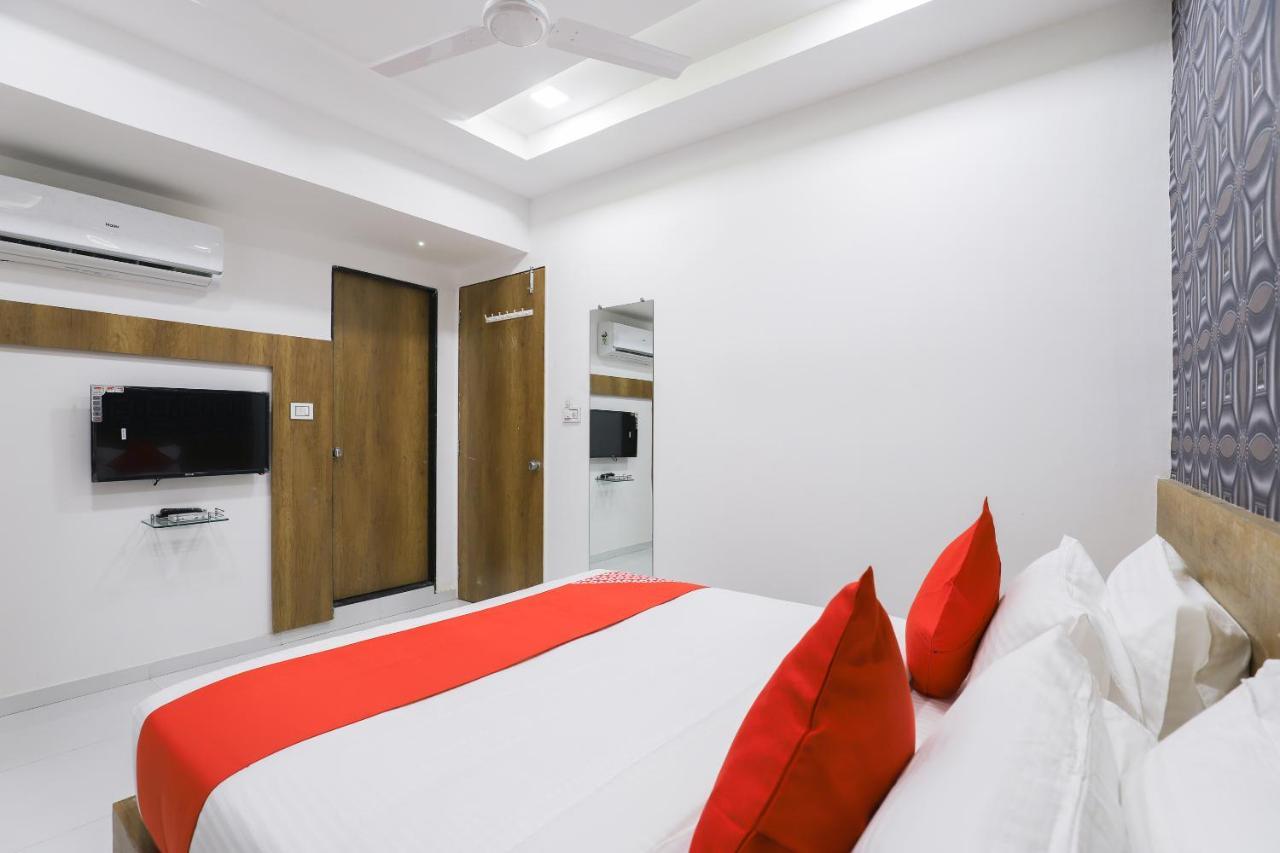 Oyo 49805 The Midway Sky Hotel Gandhinagar Exterior photo