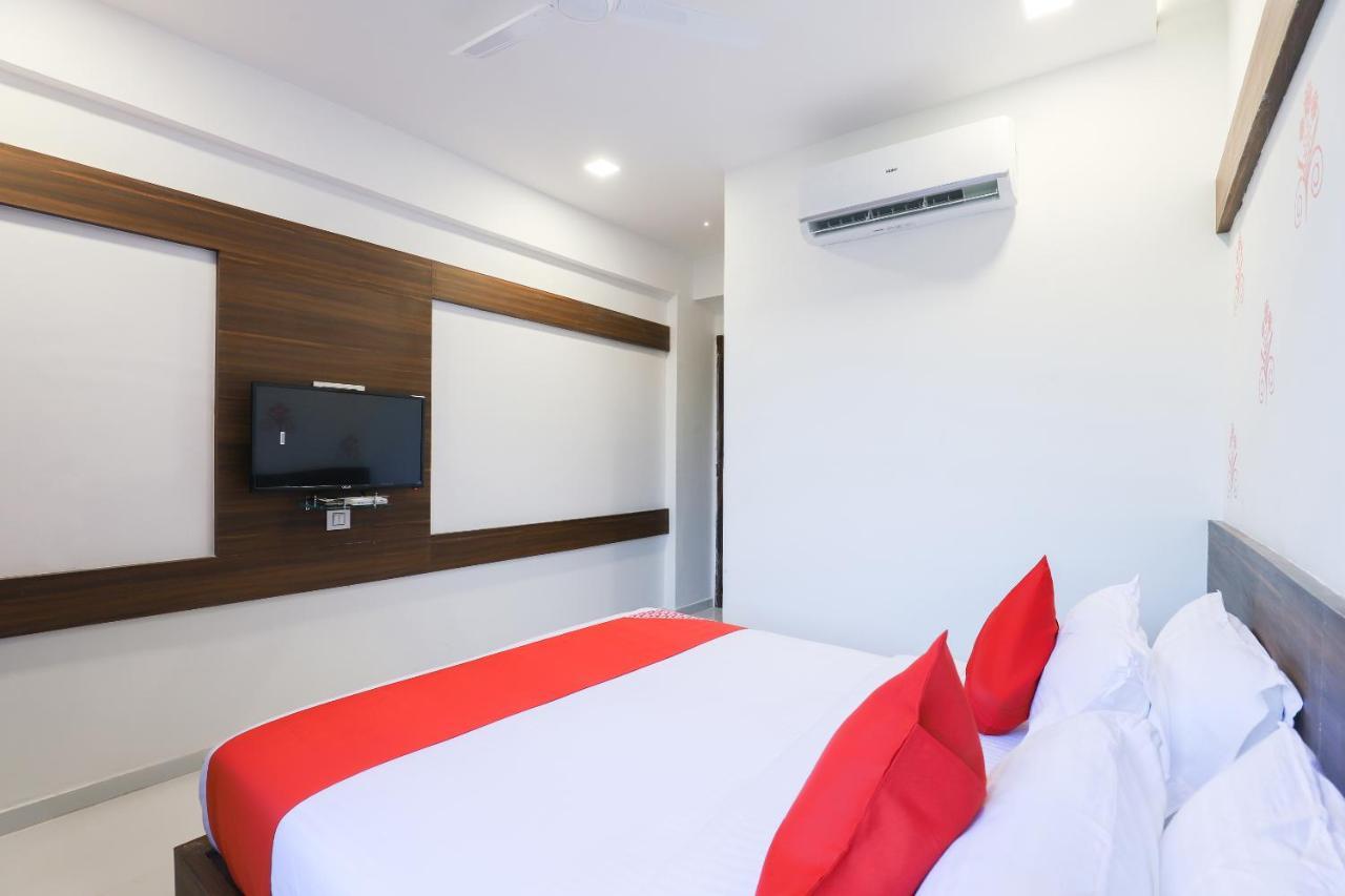 Oyo 49805 The Midway Sky Hotel Gandhinagar Exterior photo