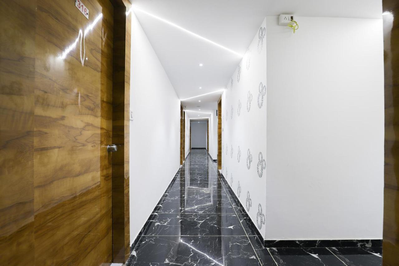 Oyo 49805 The Midway Sky Hotel Gandhinagar Exterior photo