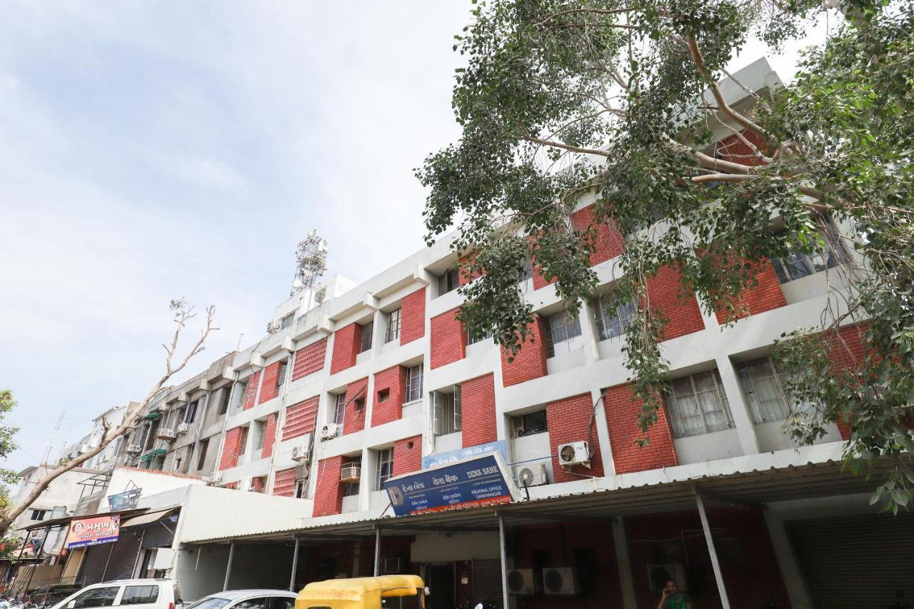 Oyo 49805 The Midway Sky Hotel Gandhinagar Exterior photo